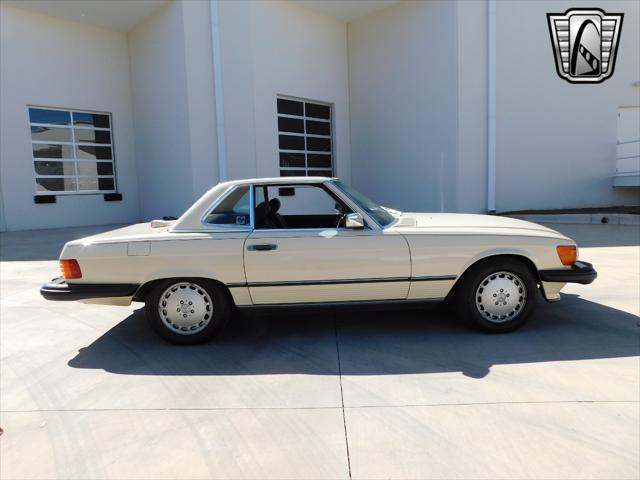 Photo of 1987 Tan Mercedes-Benz 560SL