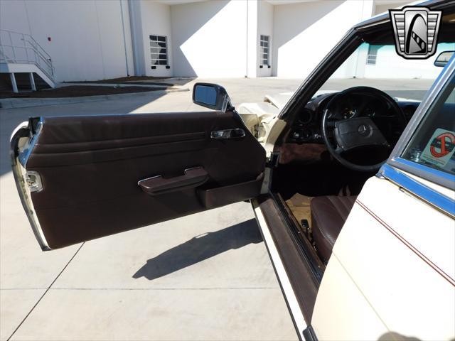 Photo of 1987 Tan Mercedes-Benz 560SL