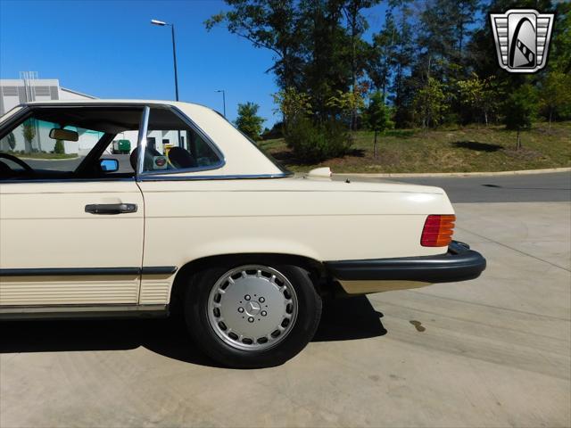 Photo of 1987 Tan Mercedes-Benz 560SL