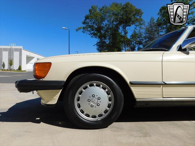 Photo of 1987 Tan Mercedes-Benz 560SL