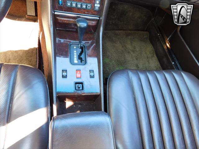 Photo of 1987 Tan Mercedes-Benz 560SL
