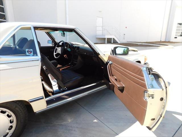 Photo of 1987 Tan Mercedes-Benz 560SL