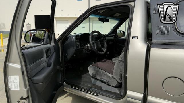 Photo of 2002 Gray Chevrolet S-10