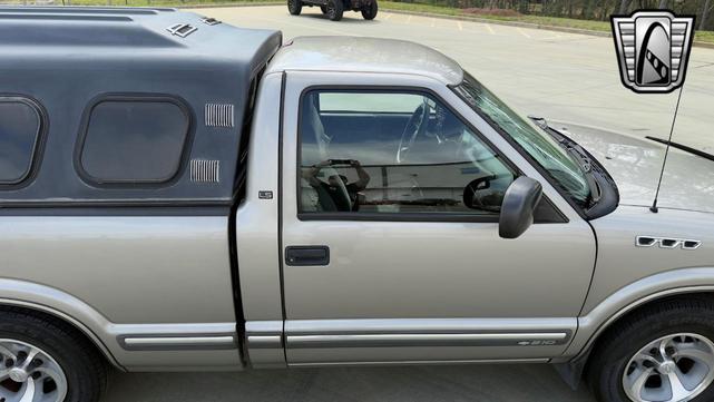 Photo of 2002 Gray Chevrolet S-10