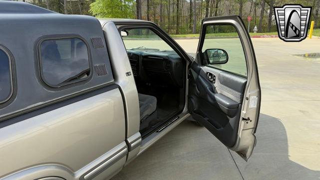 Photo of 2002 Gray Chevrolet S-10