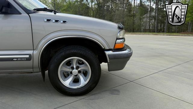 Photo of 2002 Gray Chevrolet S-10