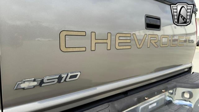 Photo of 2002 Gray Chevrolet S-10