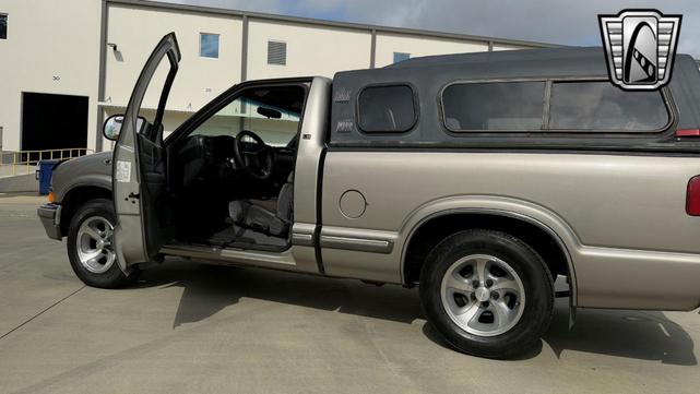 Photo of 2002 Gray Chevrolet S-10
