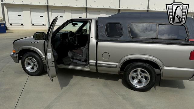 Photo of 2002 Gray Chevrolet S-10