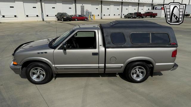 Photo of 2002 Gray Chevrolet S-10