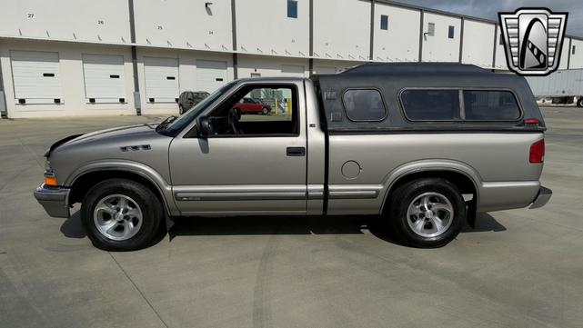 Photo of 2002 Gray Chevrolet S-10