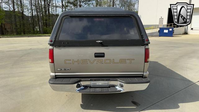 Photo of 2002 Gray Chevrolet S-10