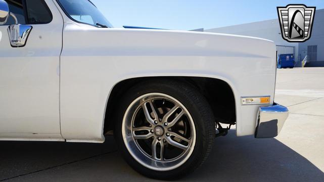 Photo of 1986 White and blue stripe Chevrolet C10/K10