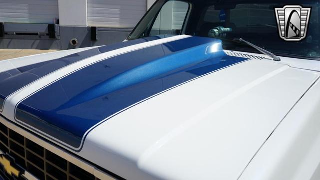 Photo of 1986 White and blue stripe Chevrolet C10/K10