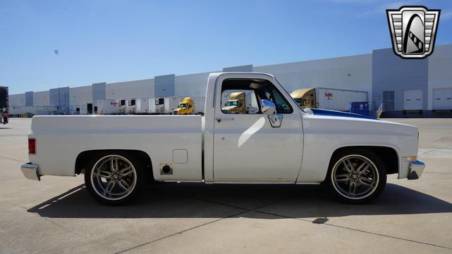 Photo of 1986 White and blue stripe Chevrolet C10/K10