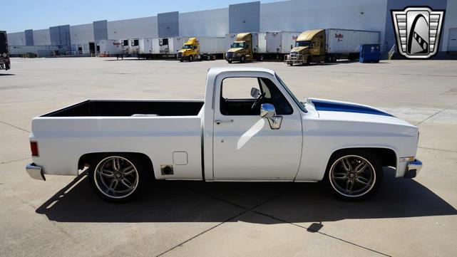 Photo of 1986 White and blue stripe Chevrolet C10/K10