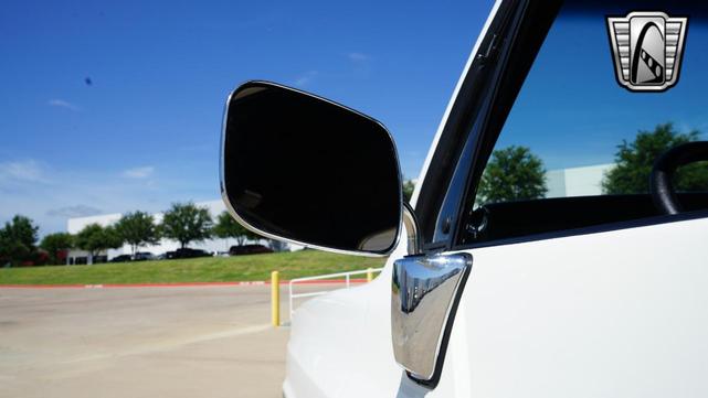 Photo of 1986 White and blue stripe Chevrolet C10/K10