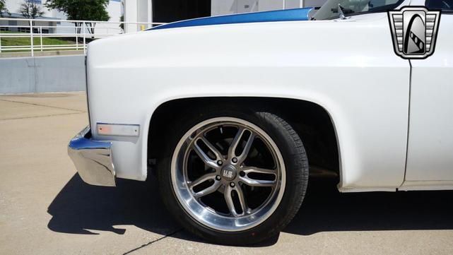 Photo of 1986 White and blue stripe Chevrolet C10/K10