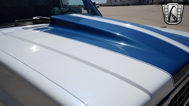 Photo of 1986 White and blue stripe Chevrolet C10/K10