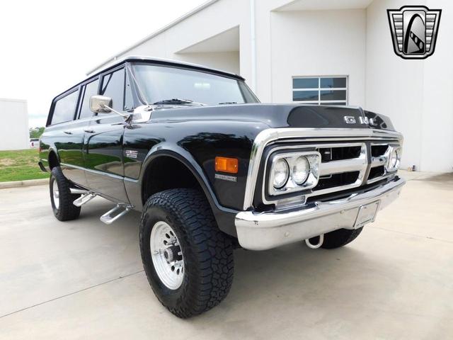 Photo of 1972 Black GMC Suburban