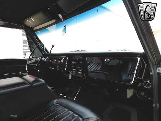 Photo of 1972 Black GMC Suburban