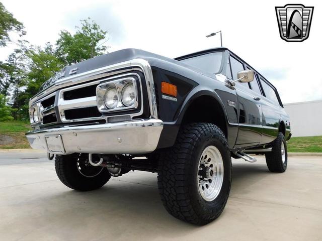 Photo of 1972 Black GMC Suburban