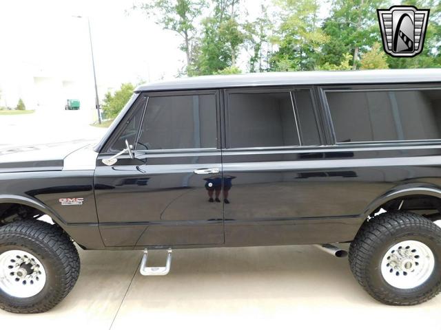 Photo of 1972 Black GMC Suburban