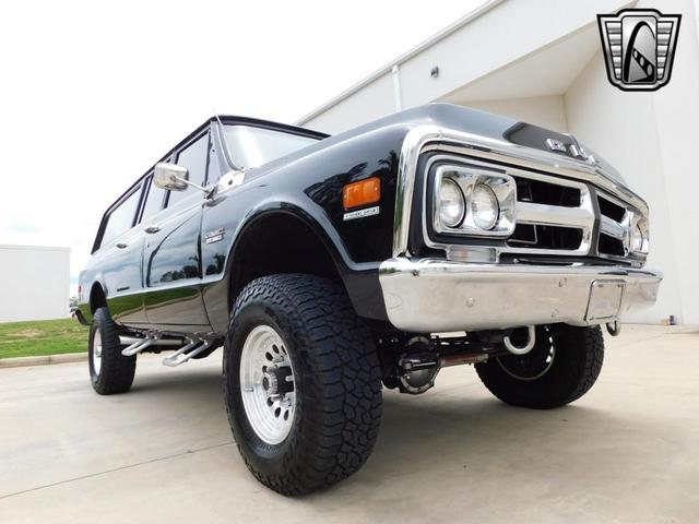 Photo of 1972 Black GMC Suburban