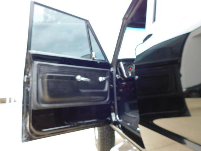 Photo of 1972 Black GMC Suburban