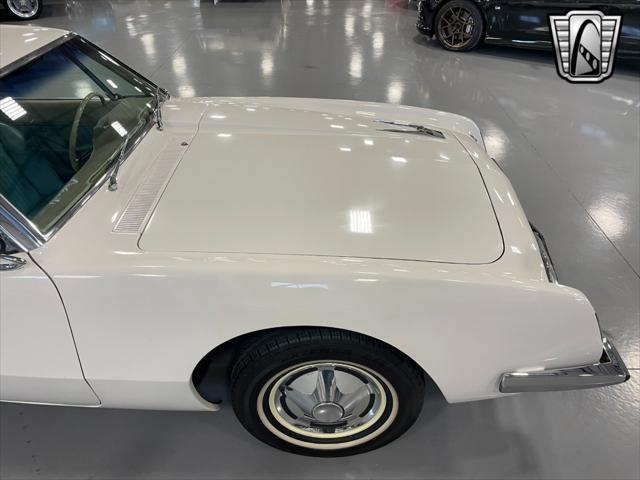 Photo of 1963 White Studebaker Avanti