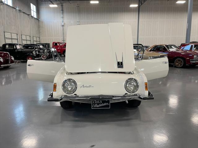 Photo of 1963 White Studebaker Avanti