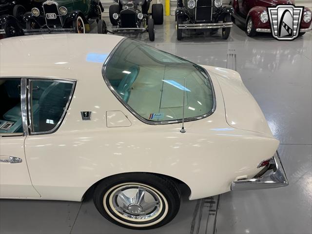 Photo of 1963 White Studebaker Avanti
