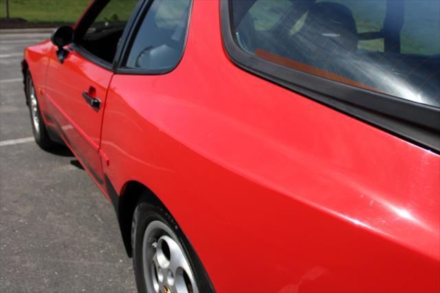 Photo of 1988 Red Porsche 944