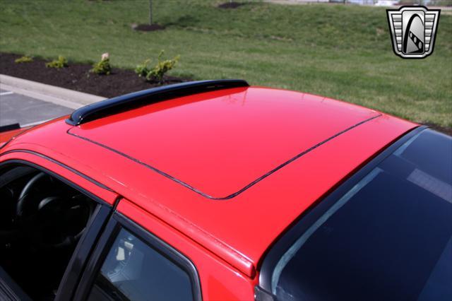 Photo of 1988 Red Porsche 944