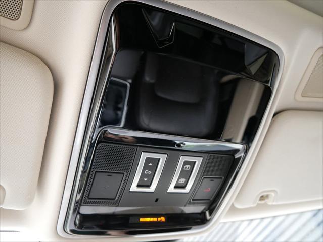 Photo of 2021 White Land Rover Range Rover