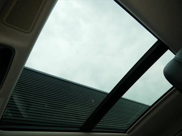 Photo of 2021 White Land Rover Range Rover