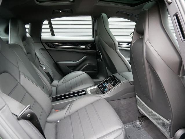 Photo of 2024 Green Porsche Panamera