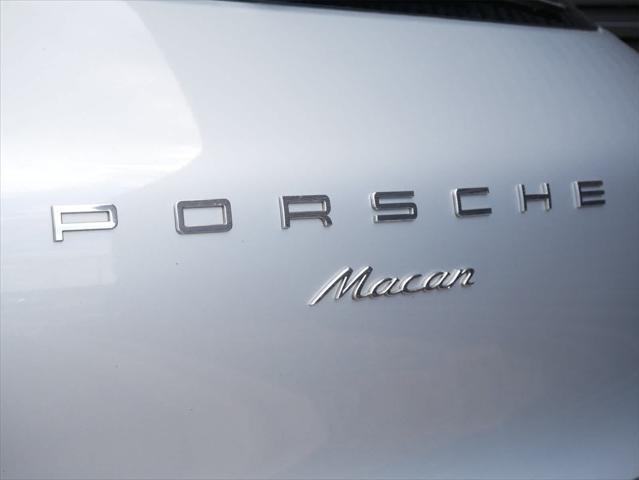 Photo of 2018 Rhodium Silver Metallic Porsche Macan