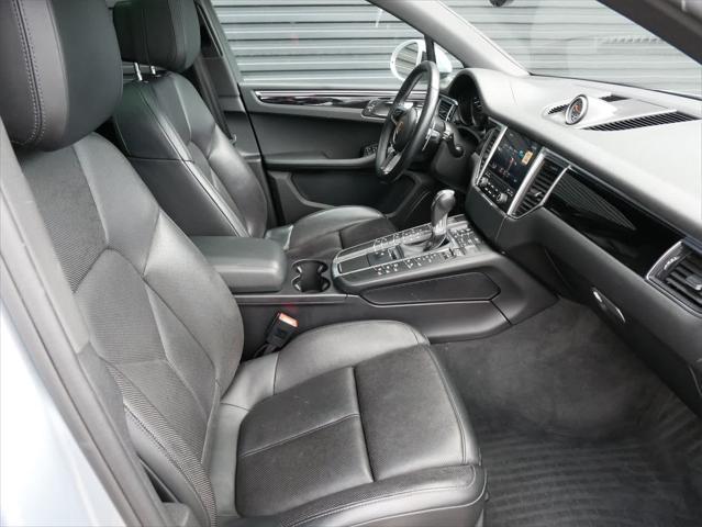 Photo of 2018 Rhodium Silver Metallic Porsche Macan