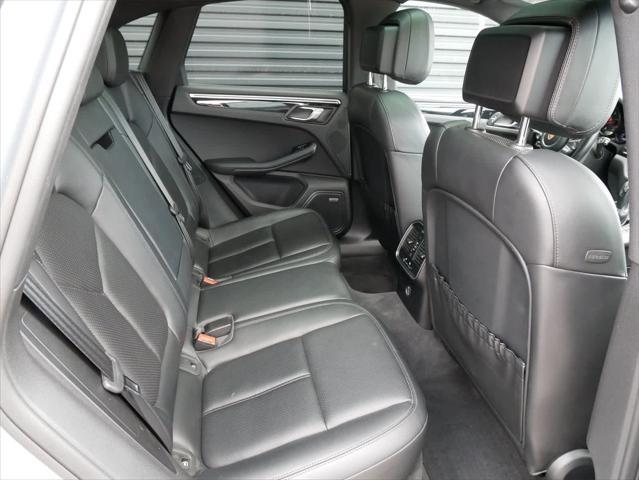 Photo of 2018 Rhodium Silver Metallic Porsche Macan
