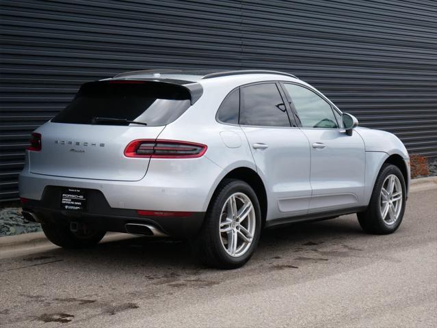 Photo of 2018 Rhodium Silver Metallic Porsche Macan