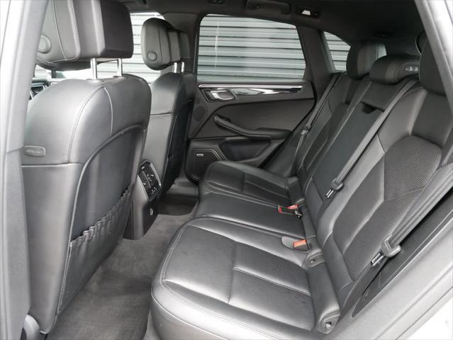 Photo of 2018 Rhodium Silver Metallic Porsche Macan