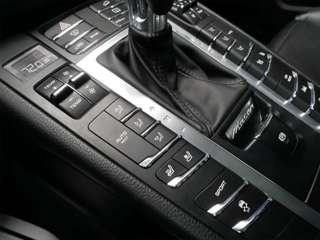 Photo of 2018 Rhodium Silver Metallic Porsche Macan