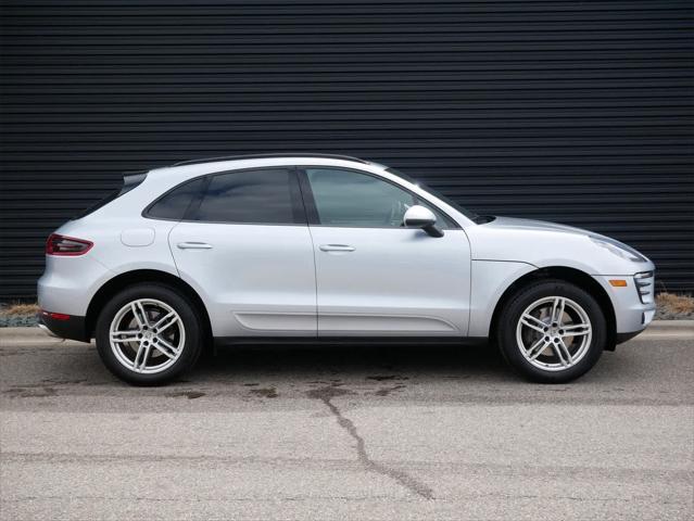 Photo of 2018 Rhodium Silver Metallic Porsche Macan