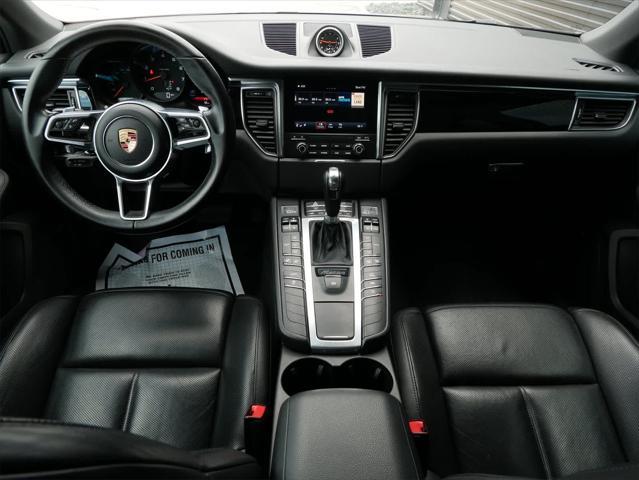 Photo of 2018 Rhodium Silver Metallic Porsche Macan