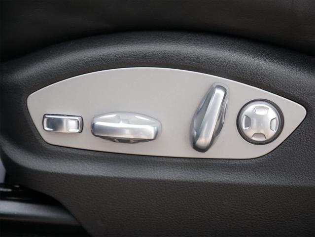 Photo of 2018 Rhodium Silver Metallic Porsche Macan