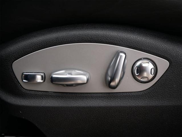 Photo of 2022 Blue Porsche Macan