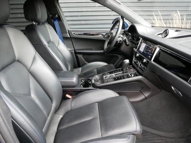Photo of 2022 Blue Porsche Macan