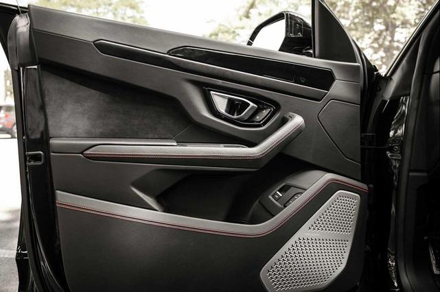 Photo of 2021 Black Lamborghini Urus