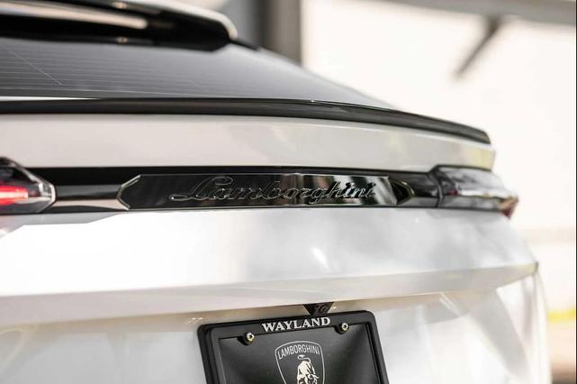 Photo of 2024 White Lamborghini Urus